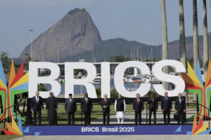 De izquierda a derecha el ministro de Relaciones Exteriores de Rusia Sergey Lavrov, el príncipe heredero de Abu Dhabi Khalid bin Mohamed bin Zayed al Nahyan, el presidente de Indonesia, Prabowo Subianto, el presidente de Sudáfrica, Cyril Ramaphosa, el presidente de Brasil, Luiz Inácio Lula da Silva, el primer ministro de la India, Narendra Modi, el primer ministro de China, Li Qiang, el primer ministro de Etiopía, Abiy Ahmed, el primer ministro de Egipto, Mostafa Madbouly y el ministro de Asuntos Exteriores de Irán, Abbas Araghchi, posan durante la apertura de la cumbre de los BRICS este domingo en Río de Janeiro (Brasil). EFE/Andre Coelho