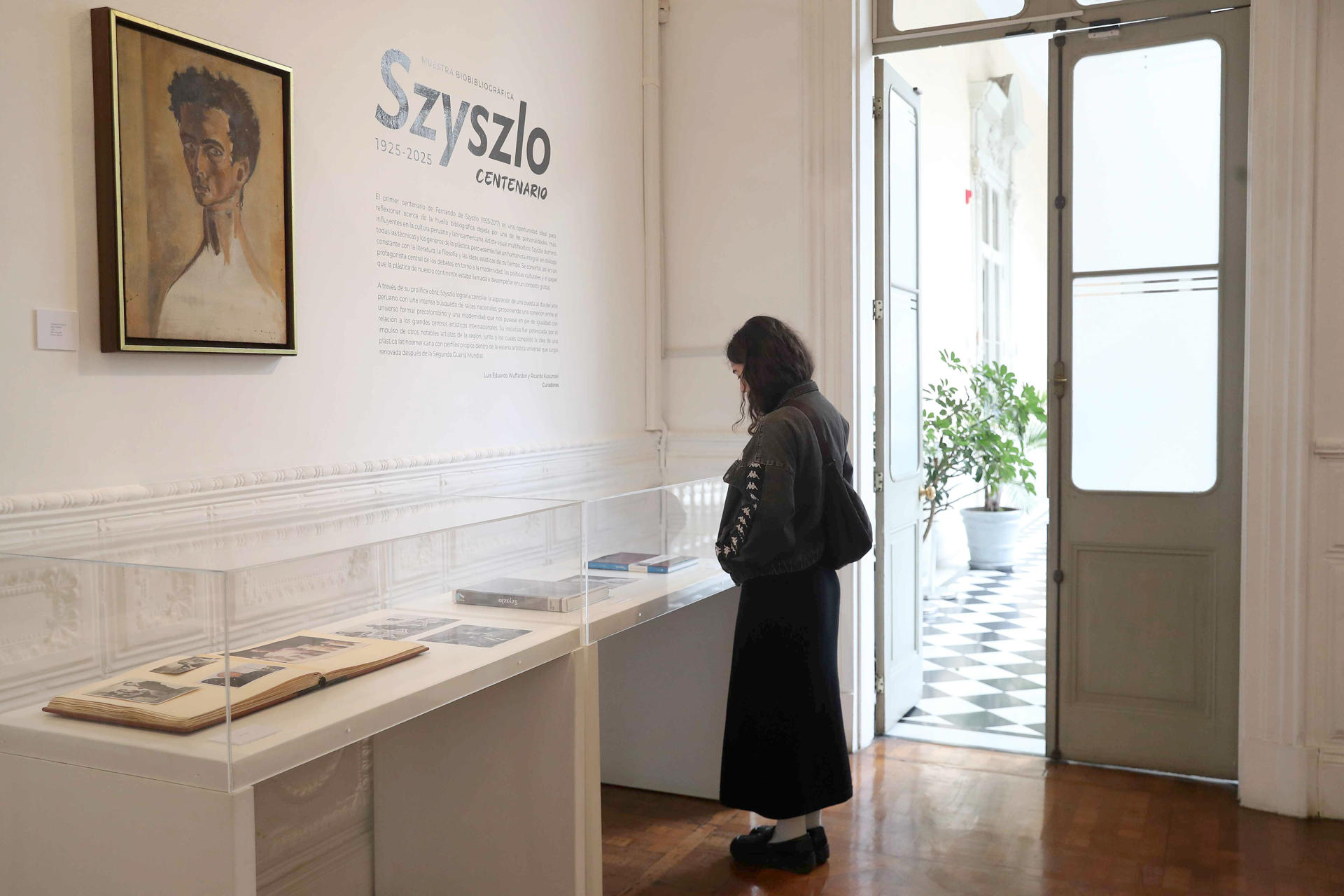 Fotografía del 19 de junio de 2025 de una persona recorriendo la exposición 'Szyszlo centenario' en el Centro Cultural Garcilazo de la Vega en Lima (Perú). EFE/ Paolo Aguilar