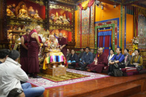 Integrantes de la Administración Central tibetana invocan en la ciudad india de Dharamshala al Oráculo de Nechung, una práctica habitual de la comunidad que este martes cobra mucha más fuerza debido a los rumores de una posible revelación de la sucesión del Dalái Lama en los próximos días. EFE/ Administración Central Del Tíbet