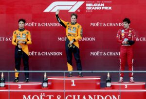 FRANCORCHAMPS (Bélgica), 27/07/2025.- El australiano Oscar Piastri (McLaren), que reforzó su liderato en el Mundial de Fórmula Uno al ganar este domingo el Gran Premio de Bélgica, el decimotercero del año, en lo alto del podio de Spa-Francorchamps, donde su compañero inglés Lando Norris (i.) fue segundo; y el monegasco Charles Leclerc (Ferrari, d.), tercero. EFE/EPA/OLIVIER MATTHYS
