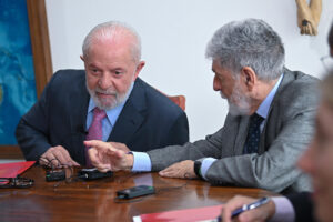 Fotografía de archivo, tomada en febrero de 2024, del presidente de Brasil, Luiz Inácio Lula da Silva (i), al escuchar a su asesor para asuntos internacionales, Celso Amorim, en Brasilia (Brasil). EFE/Andre Borges
