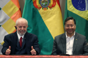 Fotografía de archivo, tomada en julio de 2024, del presidente de Brasil, Luiz Inácio Lula da Silva (i), al reunirse con su homólogo boliviano, Luis Arce, en La Paz (Bolivia). EFE/Luis Gandarillas