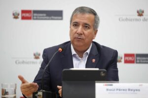 El ministro de Economía y Finanzas de Perú, Raúl Pérez Reyes, habla en una rueda de prensa este martes, en Lima (Perú). EFE/ Paolo Aguilar