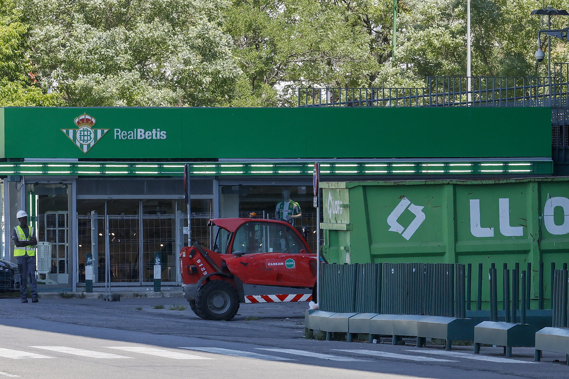 La tribuna de Preferencia del Benito Villamarín, la única que queda de la reforma del estadio del Betis para el Mundial de España de 1982, ha empezado a ser vallada este lunes antes de su derribo a comienzos del próximo agosto. EFE/ Jose Manuel Vidal