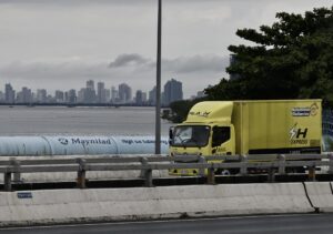 Un camión contenedor pasa por la línea del horizonte de Manila, Filipinas, en donde recientemente el presidente de EE.UU., Donald Trump, anunció un arancel del 19 %, reducido del 20 % sobre todas las exportaciones filipinas a los Estados Unidos. EFE/FRANCIS R. MALASIG