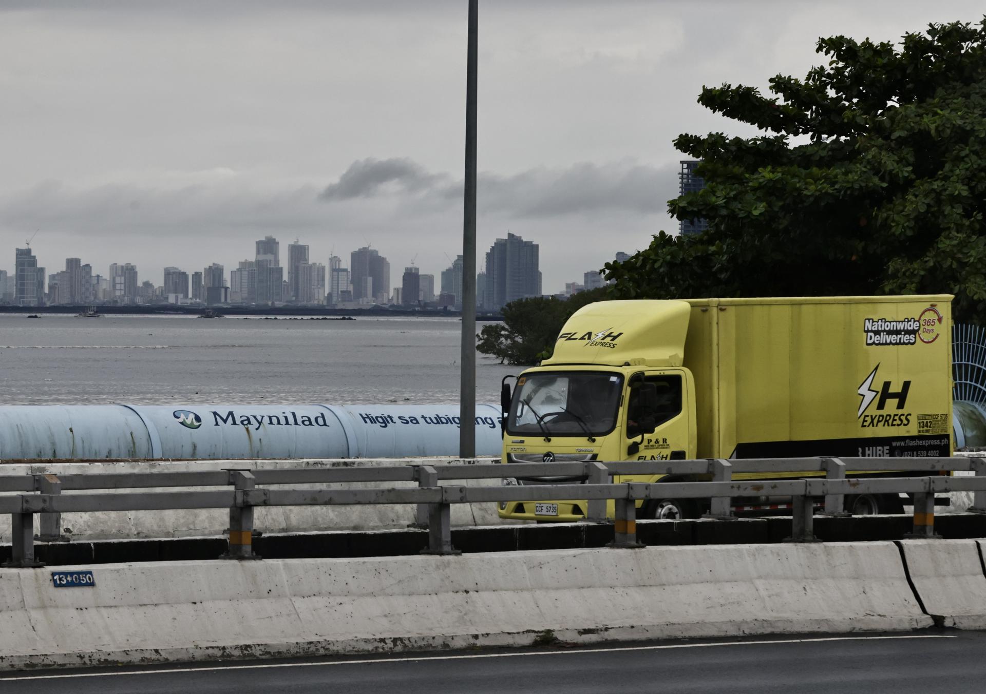 Un camión contenedor pasa por la línea del horizonte de Manila, Filipinas, en donde recientemente el presidente de EE.UU., Donald Trump, anunció un arancel del 19 %, reducido del 20 % sobre todas las exportaciones filipinas a los Estados Unidos. EFE/FRANCIS R. MALASIG