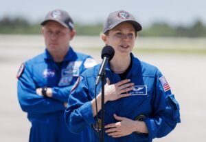 La astronauta de la NASA Zena Cardman (derecha), uno de los miembros de laCrew-11, habla después de llegar a la instalación de lanzamiento y aterrizaje en el Centro Espacial Kennedy de la NASA en Titusville (Florida), el 26 de julio de 2025. EFE/Cristóbal Herrera-Ulashkevich