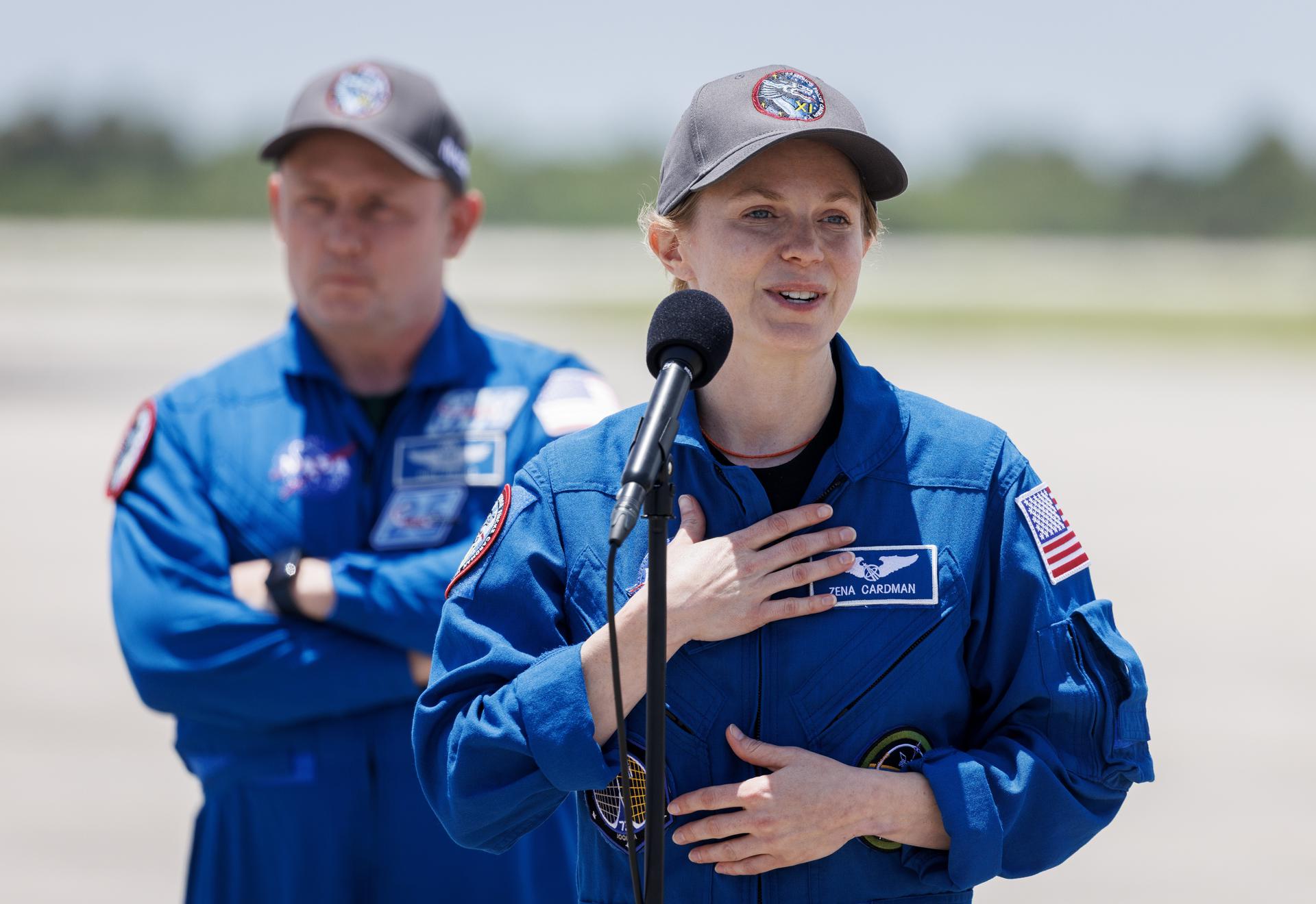 La astronauta de la NASA Zena Cardman (derecha), uno de los miembros de laCrew-11, habla después de llegar a la instalación de lanzamiento y aterrizaje en el Centro Espacial Kennedy de la NASA en Titusville (Florida), el 26 de julio de 2025. EFE/Cristóbal Herrera-Ulashkevich