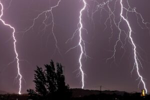 Imagen de archivo de varios rayos durante una tormenta. EFE/Javier Etxezarreta.