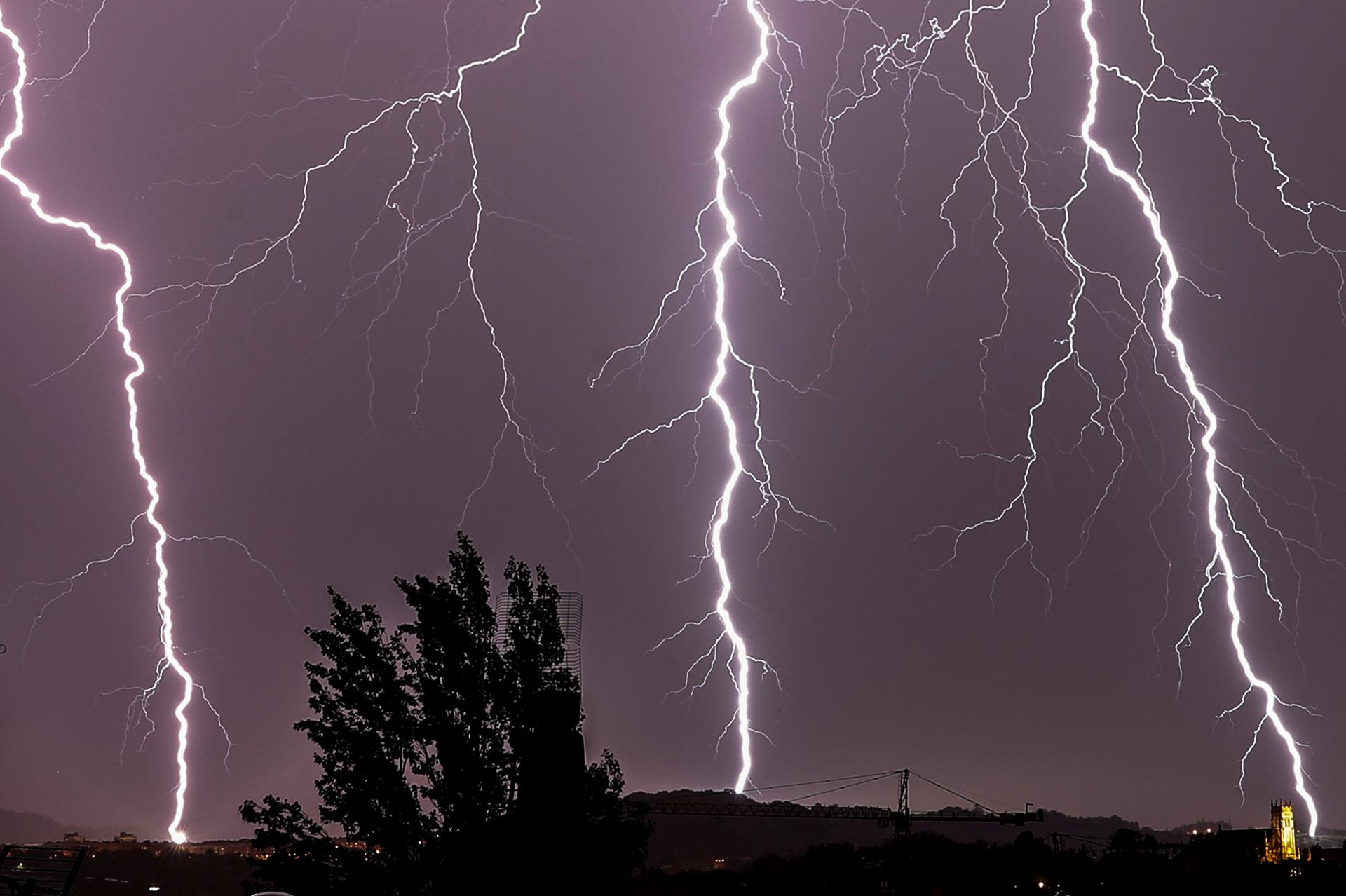 Imagen de archivo de varios rayos durante una tormenta. EFE/Javier Etxezarreta.