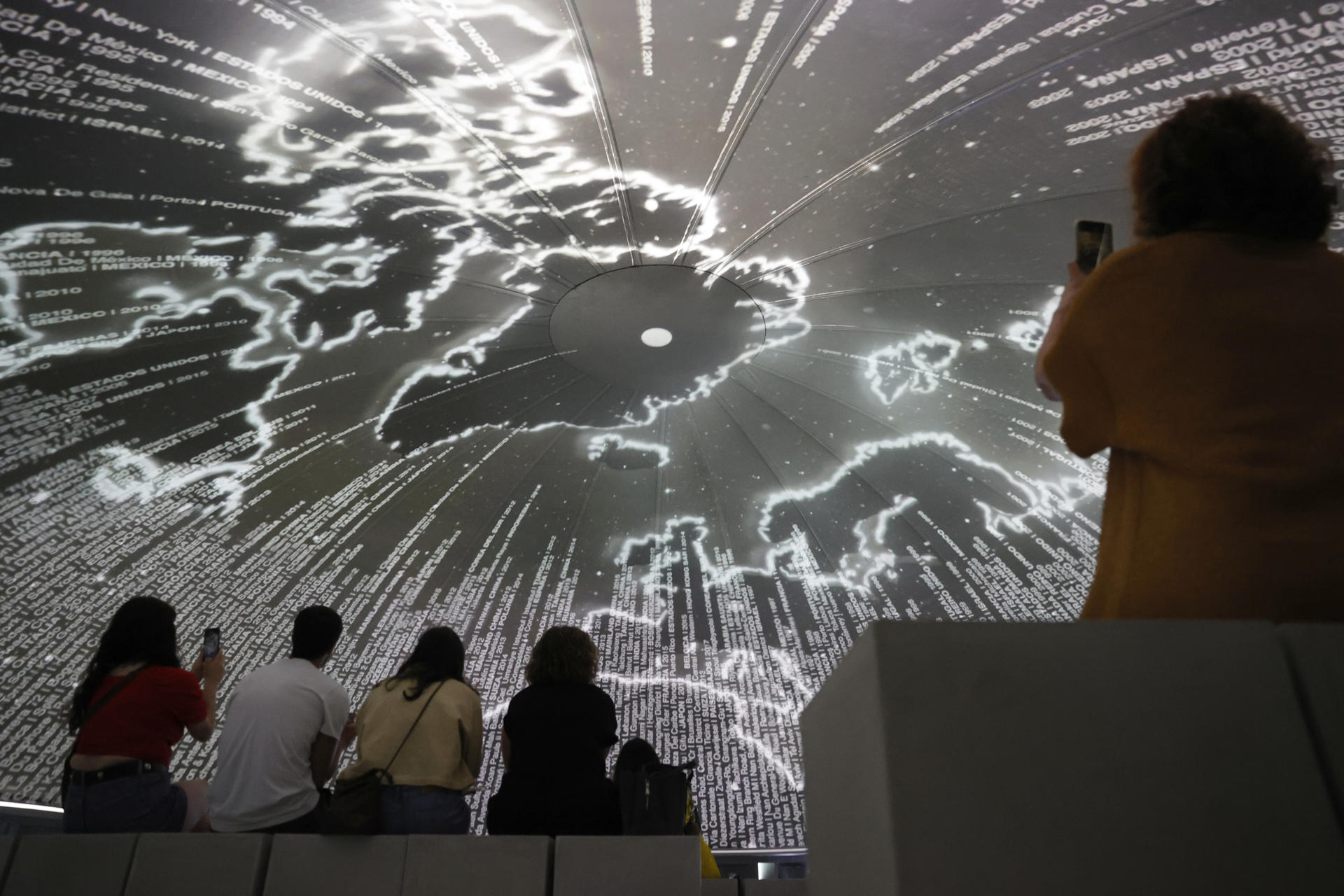 Vista de la obra de la artista londinense Es Devlin '50 Songs of the Sea' ('50 canciones del mar', un espacio redondo bajo una cúpula de 28 metros de diámetro, en la que cada anillo gira en un sentido) para celebrar el 50 aniversario de Zara y situada en la cúpula del monte de San Pedro de A Coruña, que fusiona la moda con el mar en la ciudad que vio nacer al gigante textil. EFE/Cabalar