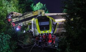 Equipos de emergencia en el lugar del accidente de un tren de pasajeros descarrilado cerca de Riedlingen, Alemania. EFE/EPA/RONALD WITTEK