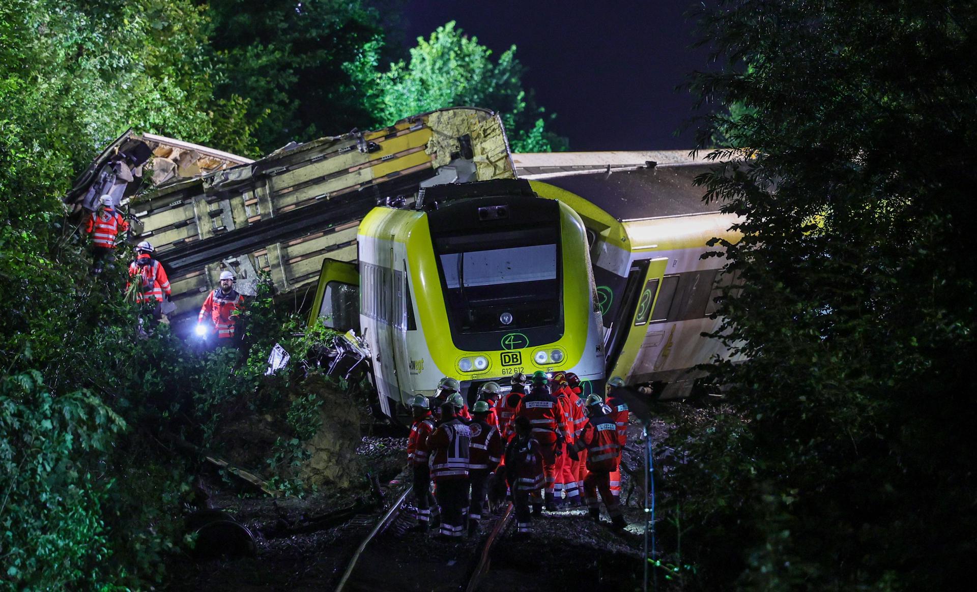 Equipos de emergencia en el lugar del accidente de un tren de pasajeros descarrilado cerca de Riedlingen, Alemania. EFE/EPA/RONALD WITTEK