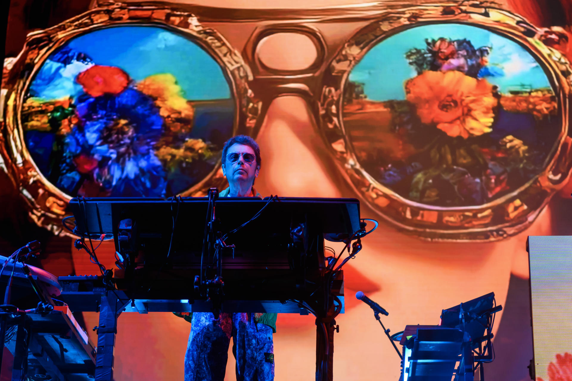 El compositor e intérprete francés de música electrónica, Jean Michel Jarre, durante su actuación hoy martes en la Plaza de España de Sevilla incluido en el Icónica Sevilla Fest que se celebra en la capital andaluza. EFE/Raúl Caro