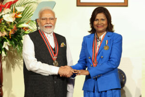 El primer ministro de la India, Narendra Modi y la presidenta de la República de Trinidad y Tobago, Christine Kangaloo, posan en la entrega de la Orden de la República de Trinidad y Tobago a Modi, este viernes en Puerto España, (Trinidad y Tobago). El primer ministro indio finalizó la visita de Estado de dos días a Trinidad y Tobago haciendo un llamamiento a la colaboración para "dar al sur global el lugar que le corresponde". EFE/ Karla Ramoo