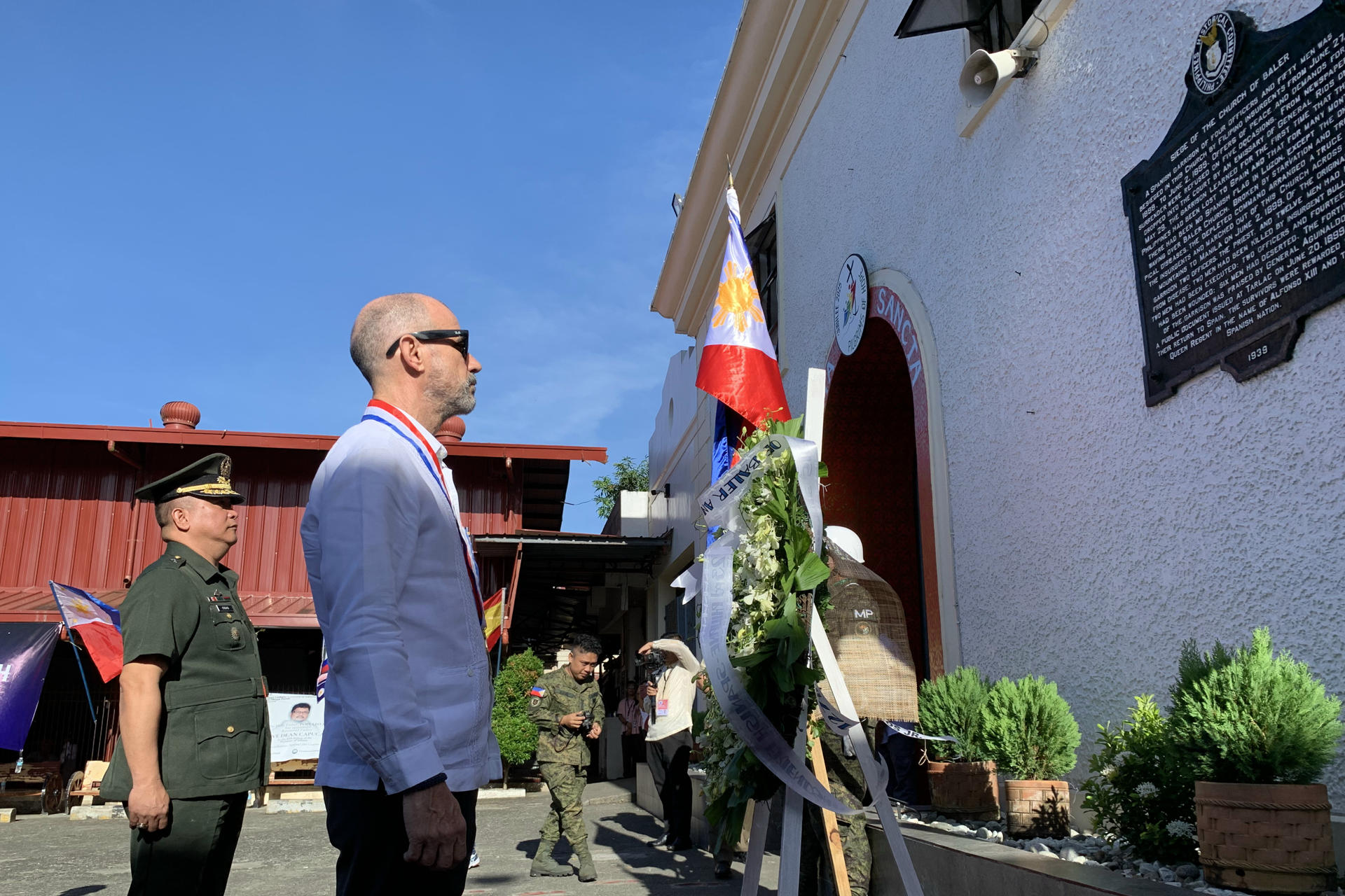 BALER (Filipinas), 08/07/2025.- El embajador español en Filipinas, Miguel Utray Delgado, participa en la vigesimotercera edición del día de la amistad hispanofilipina celebrado el 8 de julio en Baler, donde los soldados españoles conocidos como los "últimos de Filipinas" resistieron durante once meses el asedio de las tropas del país asiático que luchaban por su independencia hace 127 años. EFE/ David Asta Alares