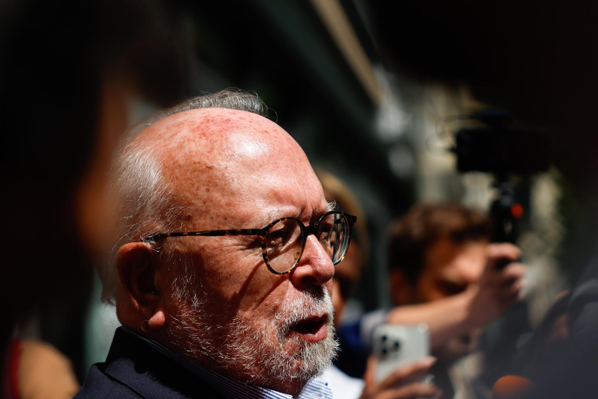 Wallerand de Saint-Just, tesorero del Rassemblement National (RN) francés, habla este miércoles con la prensa en el exterior de la sede del partido de extrema derecha en París. EFE/EPA/Mohammed Badra