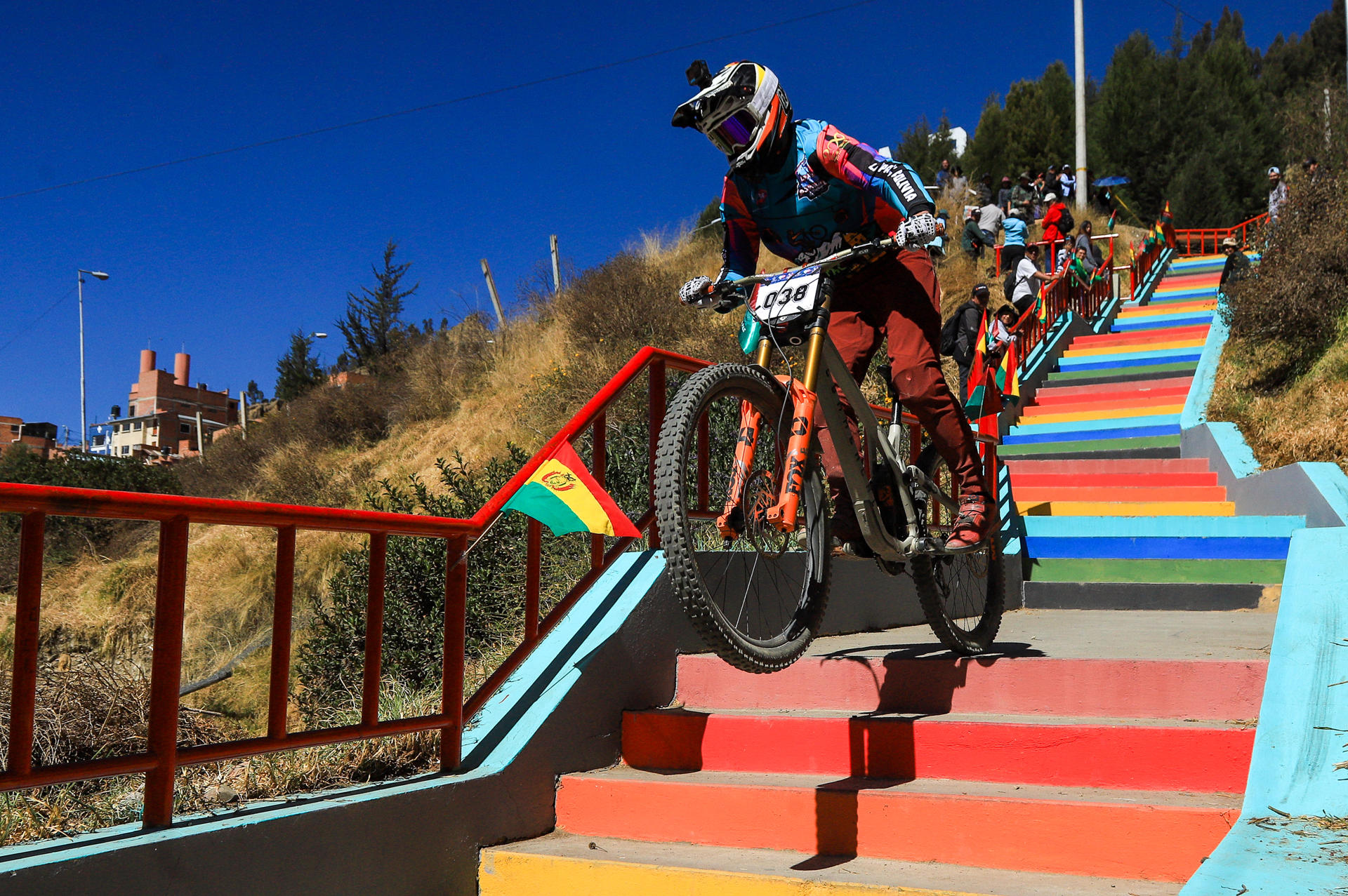 Un ciclista participa del Challenge Downhill 4.000 en La Paz (Bolivia). EFE/Gabriel Márquez