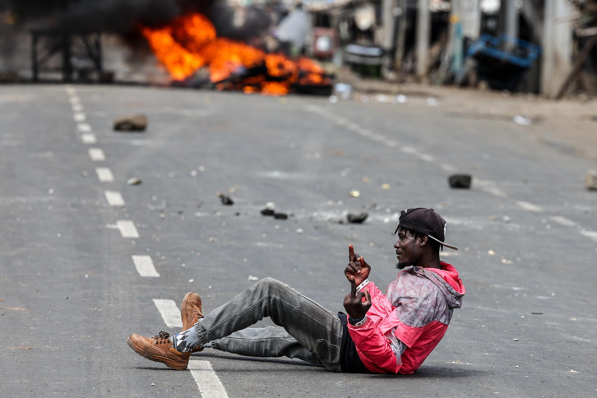 NAIROBI (Kenya), 07/07/2025.- A protester reacts during anti-government protests on Saba Saba day (or Seven-Seven in Swahili language) in Nairobi, Kenya, 07 July 2025. Nairobi’s Central Business District remained on a lockdown as most business owners hired counter-protesters armed with clubs to protect their business from looters as police used tear gas and rubber bullets to disperse hundreds of protestors in the outskirts of Nairobi during the protest. The Saba Saba Day commemorates protests and government crackdown on a multi-party democracy movement in Kenya in the 1990s. (Protestas, Kenia) EFE/EPA/DANIEL IRUNGU