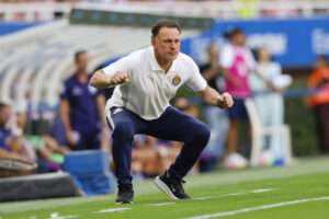 El entrenador de Guadalajara, Gabriel Milito, dirige ante San Luis este sábado en un partido de la Liga MX en el Estadio Akron, en Guadalajara (México). EFE/Francisco Guasco