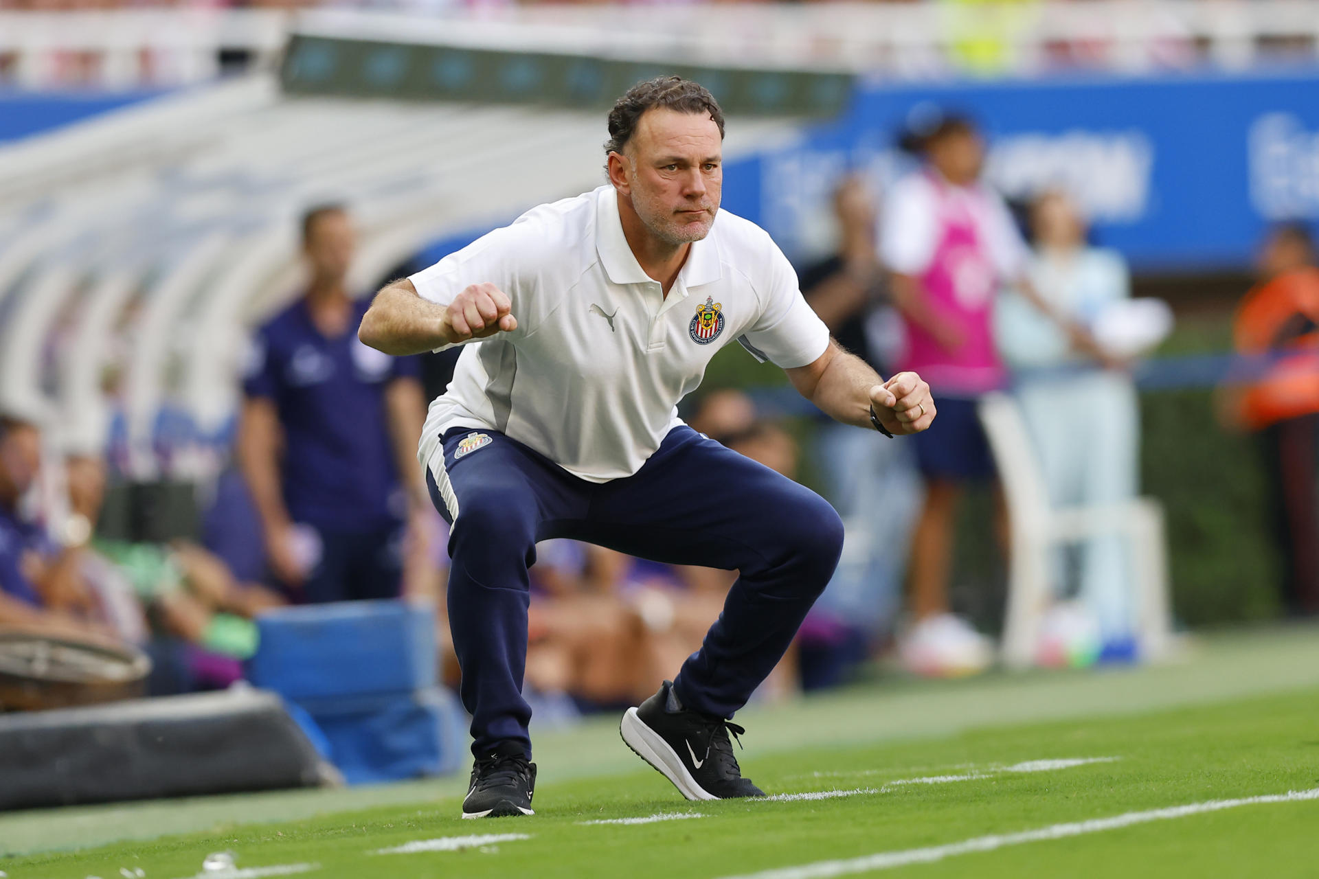 El entrenador de Guadalajara, Gabriel Milito, dirige ante San Luis este sábado en un partido de la Liga MX en el Estadio Akron, en Guadalajara (México). EFE/Francisco Guasco