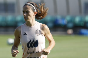 La jugadora de la selección española, Aitana Bonmatí, durante el entrenamiento que el combinado español ha realizado hoy viernes en la ciudad suiza de Lausana. EFE / Ana Escobar.