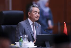 El ministro de Exteriores chino, Wang Yi, durante su reunión en Kuala Lumpur con los jefes de la diplomácia de la ASEAN (Asociación de Naciones del Sudeste Asiático).
EFE/EPA/HASNOOR HUSSAIN / POOL