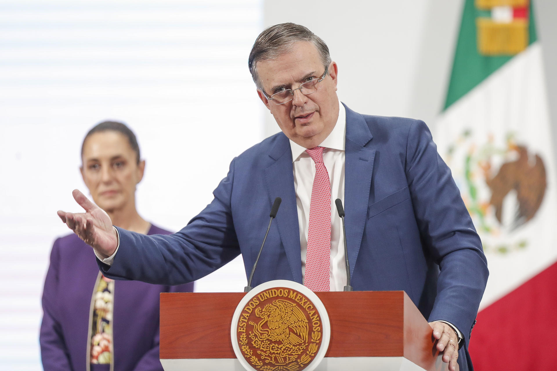 El secretario de Economía, Marcelo Ebrard, habla en una rueda de prensa este jueves, en el Palacio Nacional, en Ciudad de México (México). EFE/ Isaac Esquivel