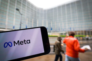 Fotografía de archivo del logotipo de la empresa Meta en un teléfono frente a la sede de la Comisión Europea en Bruselas (Bélgica). EFE/ Olivier Hoslet / Archivo