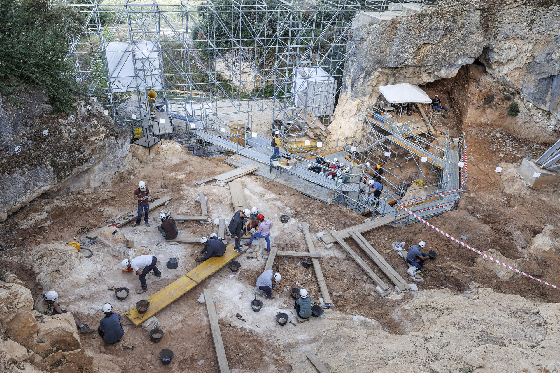 Trabajos en el yacimiento de Cueva Fantasma en Atapuerca. EFE/Santi Otero