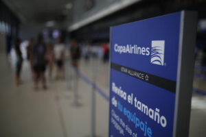 Fotografía de archivo de un cartel de la aerolínea Copa Airlines, en el Aeropuerto Internacional de Tocumen, en Ciudad de Panamá (Panamá). EFE/ Bienvenido Velasco