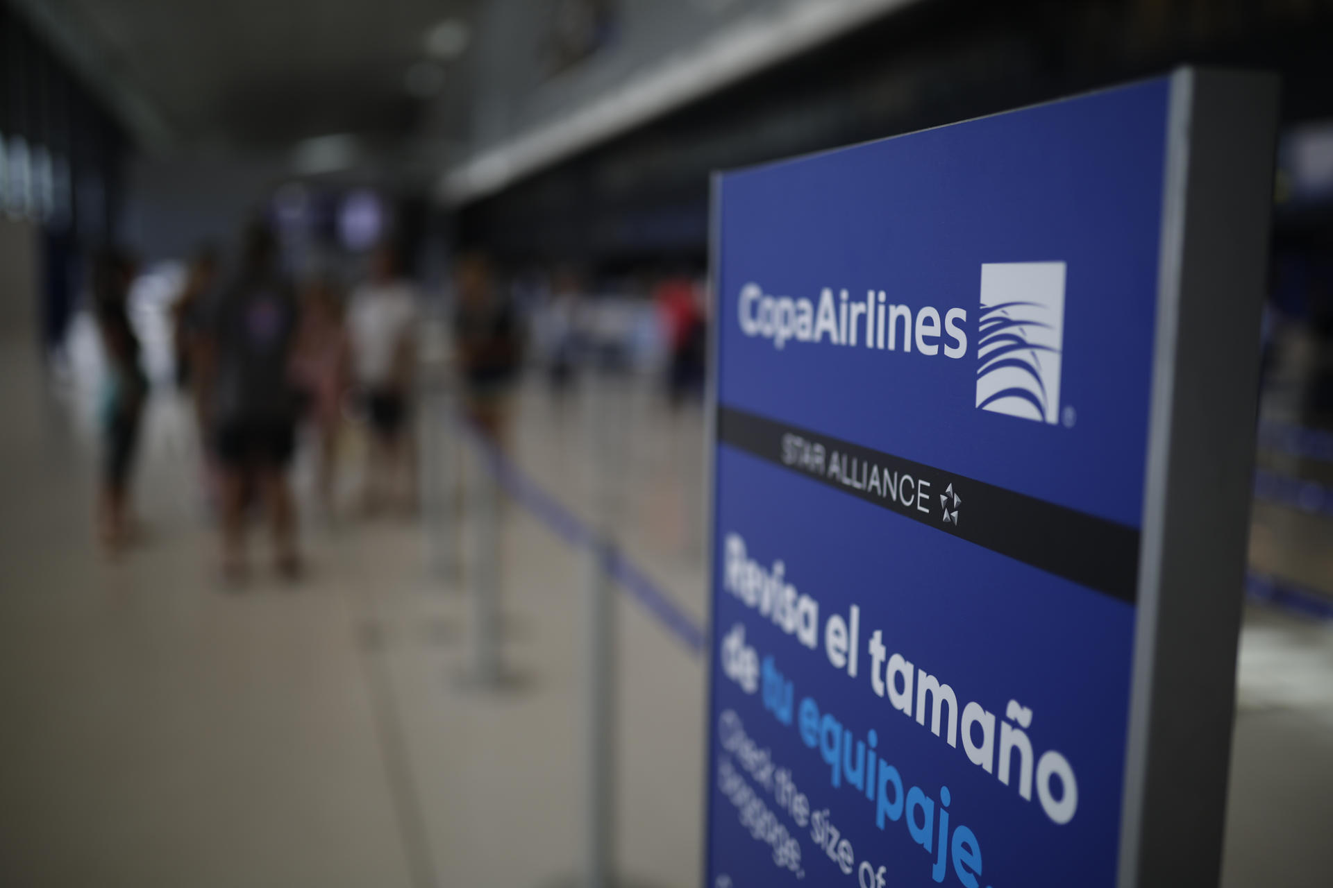 Fotografía de archivo de un cartel de la aerolínea Copa Airlines, en el Aeropuerto Internacional de Tocumen, en Ciudad de Panamá (Panamá). EFE/ Bienvenido Velasco