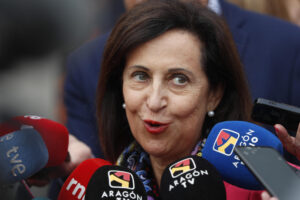 La ministra de Defensa, Margarita Robles, hace declaraciones a los medios en una imagen de archivo. EFE/ Javier Cebollada