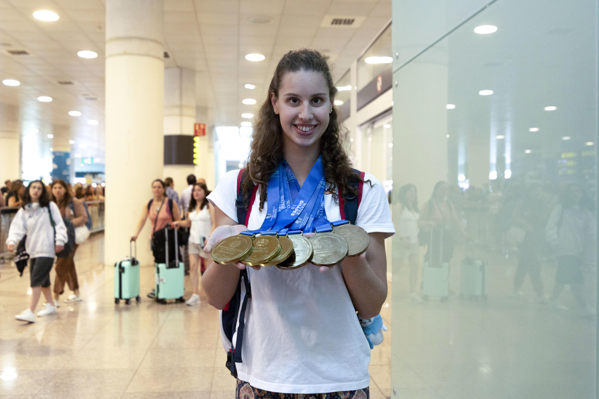 La nadadora catalana Iris Tió (Barcelona, 2 noviembre 2002) ha asegurado a su llegada al aeropuerto de Barcelona sentirse con "una felicidad indestructible" tras colgarse seis medallas —tres oros y tres bronces— en el Mundial de natación de Singapur 2025. EFE/Marta Pérez
