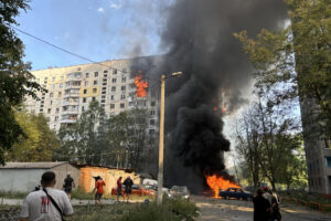 Un bombardeo ruso contra un edificio residencial en Járkov en agosto de 2024. EFE/ Rotyslav Averchuk