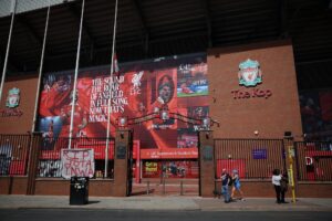 Imagen de la fachada de Anfield, donde aficionados al Liverpool se han acercado para rendir homenaje a Diogo Jota, fallecido junto a su hermano en un accidente de coche. EFE/EPA/ADAM VAUGHAN