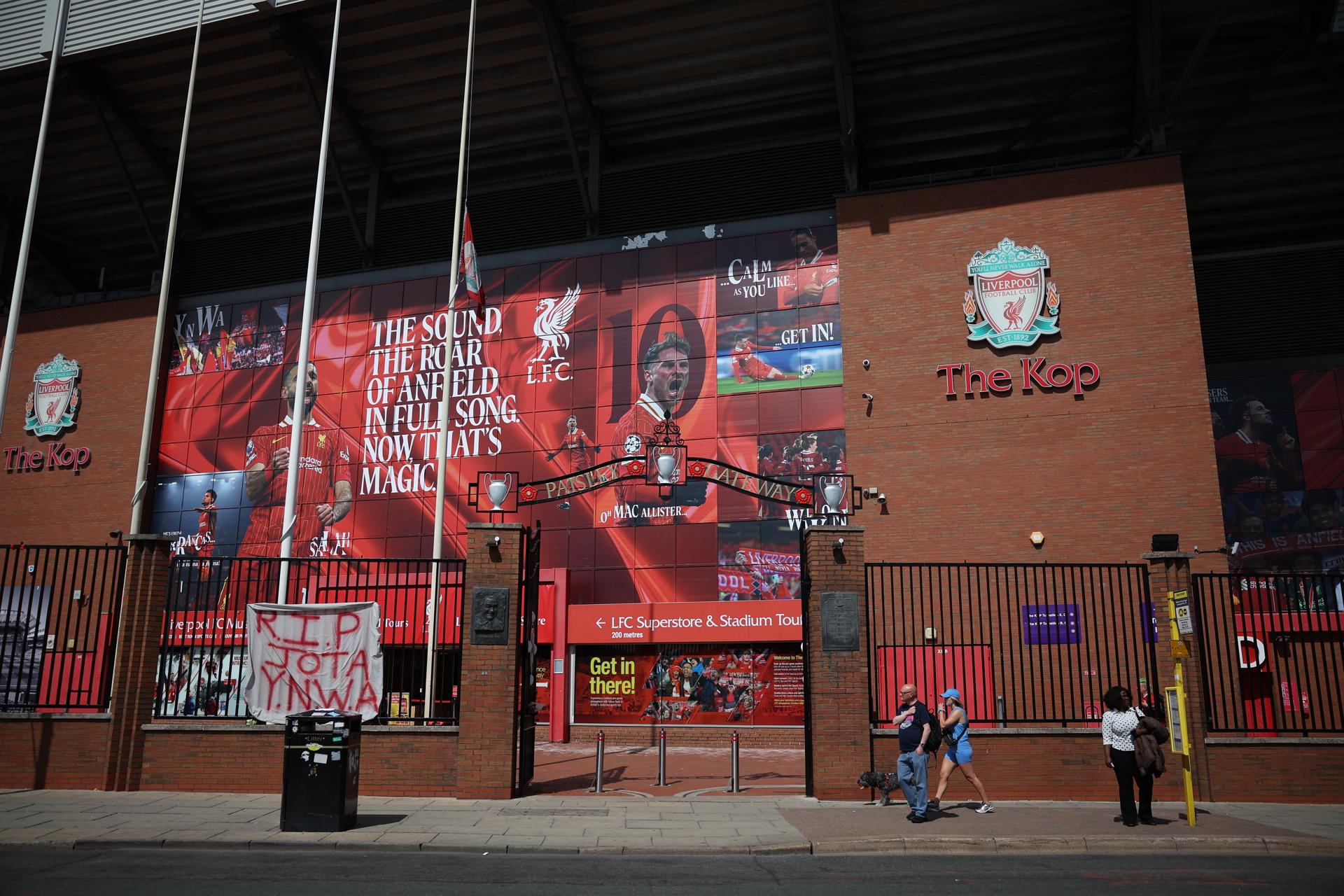 Imagen de la fachada de Anfield, donde aficionados al Liverpool se han acercado para rendir homenaje a Diogo Jota, fallecido junto a su hermano en un accidente de coche. EFE/EPA/ADAM VAUGHAN