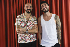 La escena musical actual vive un auge de colaboraciones entre artistas españoles y latinoamericanos. Y dos de sus protagonistas, el español Antoñito Molina y el argentino Abel Pintos (i), que comparten éxito con el tema 'Me subo por las paredes', reconocen que, en su caso, fue casi "por arte de magia". El trabajo conjunto de estos artistas nació de un encuentro fortuito en Ciudad de México, cuentan en una entrevista con EFE.-EFE/Pablo R. Seco