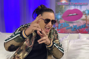 Fotografía de archivo del artista puertorriqueño Elvis Crespo posando durante una entrevista con EFE.