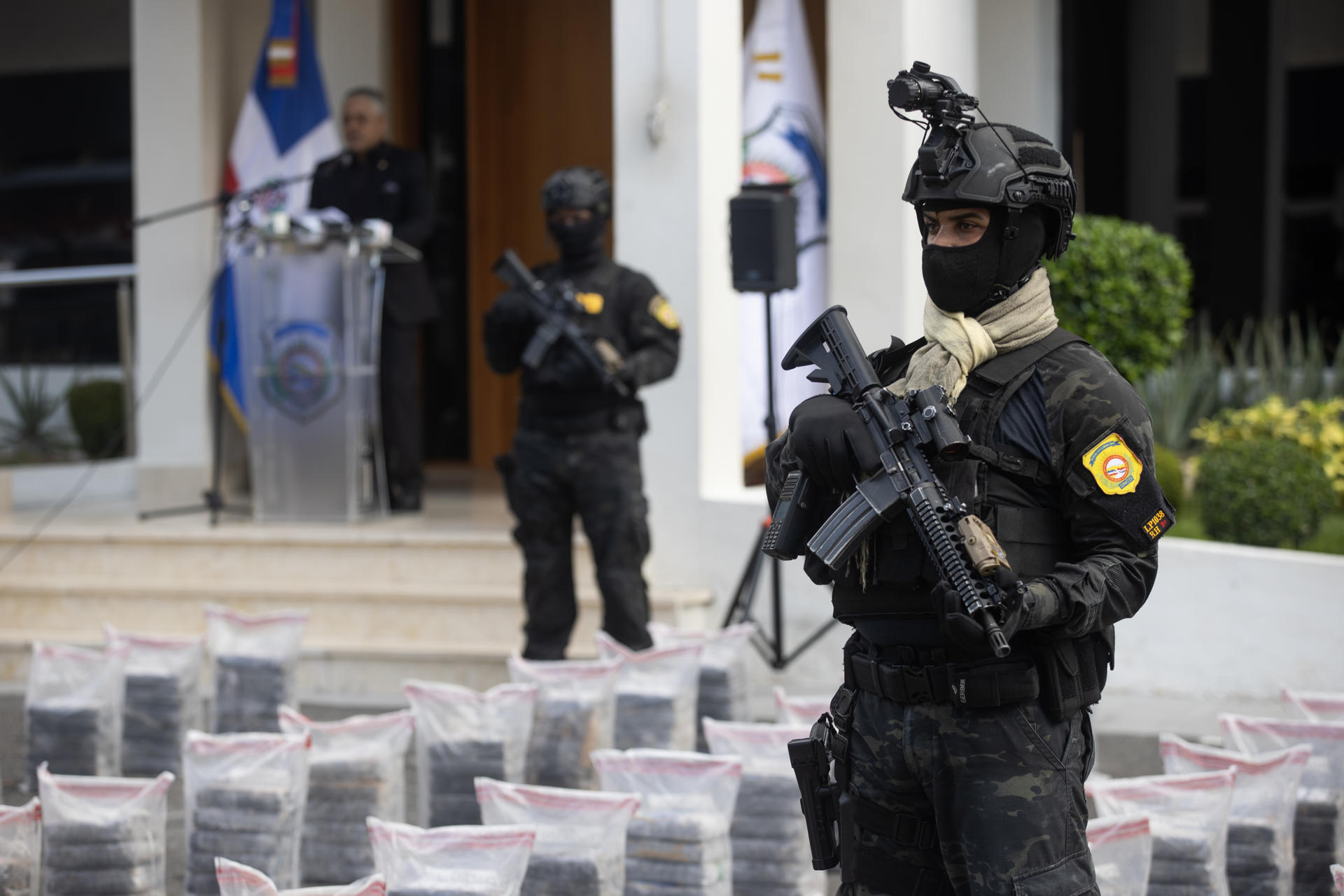 Agentes de la Dirección Nacional de Control de Drogas (DNCD) de la República Dominicana fueron captados este martes, 29 de julio, al vigilar un cargamento de cocaína incautado en altamar, en la sede de la dirección, en Santo Domingo. EFE/Orlando Barría