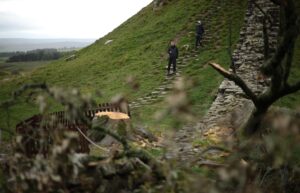 En la imagen de archivo, caminantes llegan a los restos del árbol talado en Sycamore Gap en Northumberland, Gran Bretaña. EFE/EPA/ADAM VAUGHAN