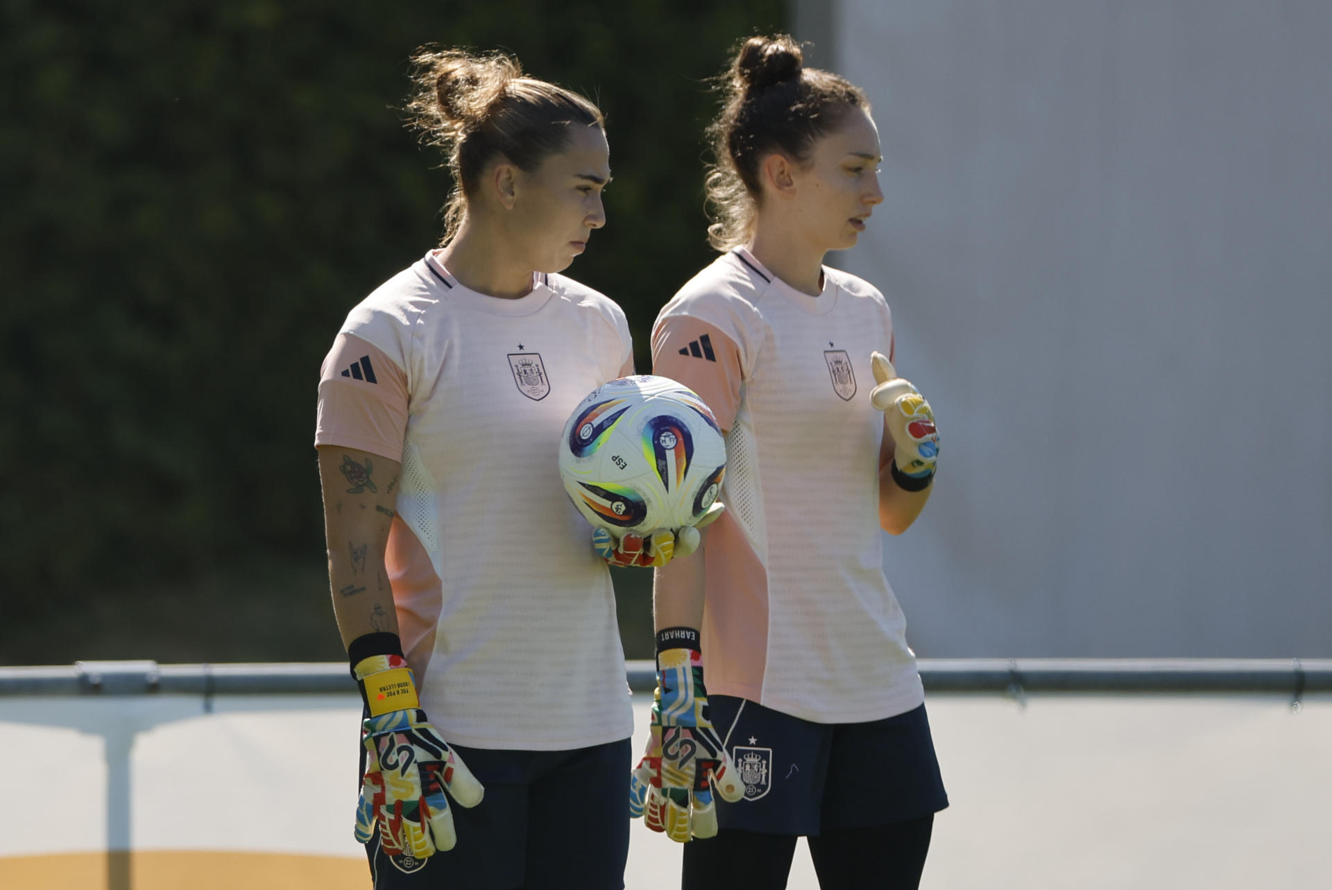 Las jugadoras de las selección española de fútbol Nanclares (i) y Cata Coll (c) durante el entrenamiento llevado a cab en el estadio Juan Antonio Samaranch de Lausana, para preparar el partido de la fase de grupos, grupo B, de la Eurocopa que disputarán ante Italia en el Estadio Wankdorf de Berna. EFE/ Ana Escobar