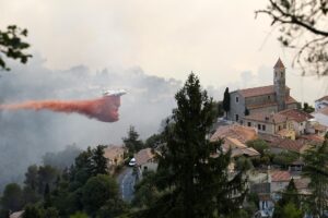 En la imagen de archivo, avionetas tratan de apagar un incendio forestal en Castagniers cerca de Niza, Francia. EFE/Sebastien Nogier