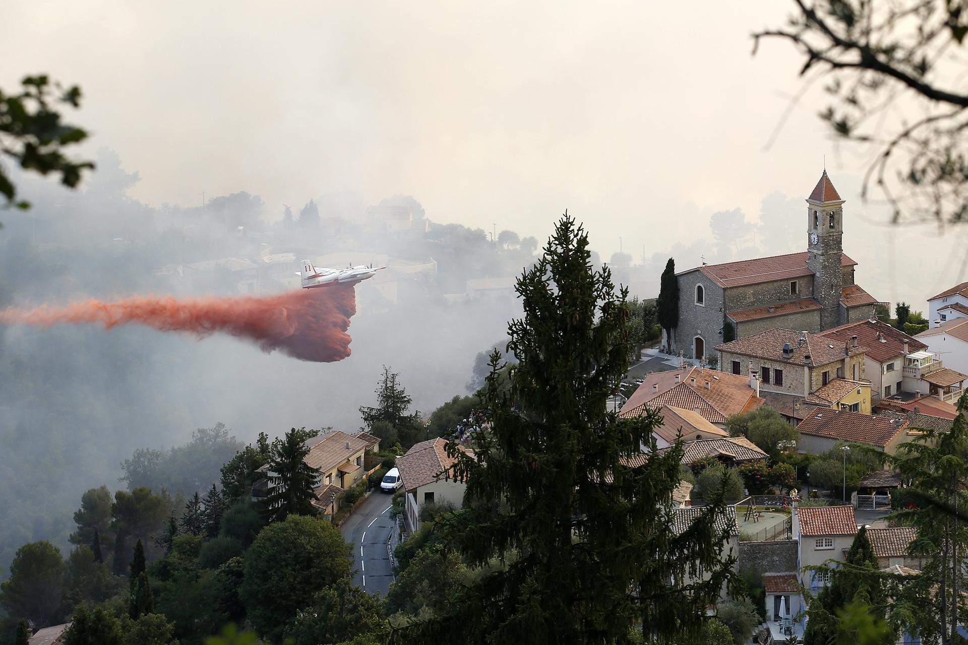 En la imagen de archivo, avionetas tratan de apagar un incendio forestal en Castagniers cerca de Niza, Francia. EFE/Sebastien Nogier