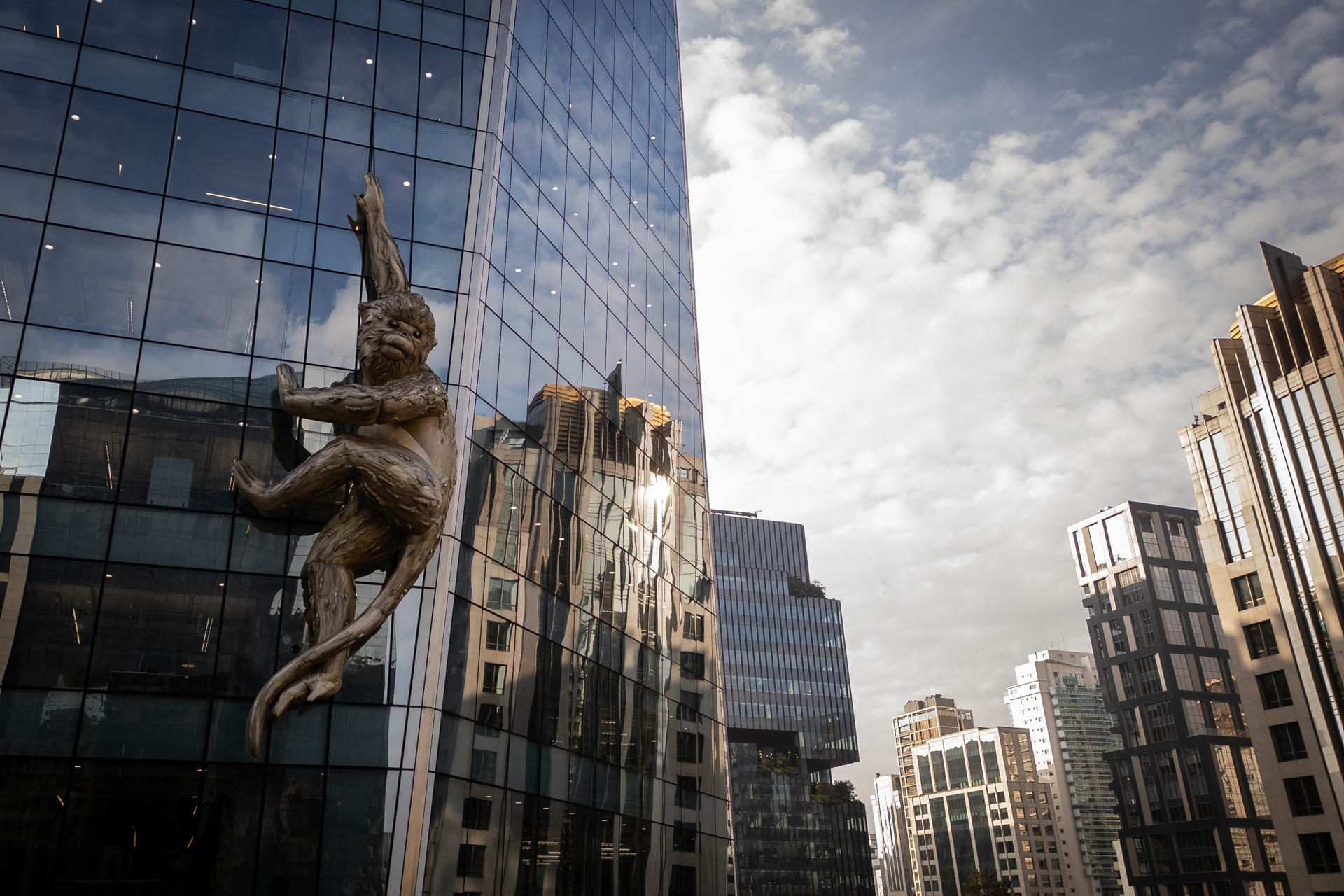 Fotografía de la escultura Mono Dorado de la artista australiana Lisa Roet en un edificio este viernes, en la ciudad de Sao Paulo (Brasil). EFE/ Isaac Fontana