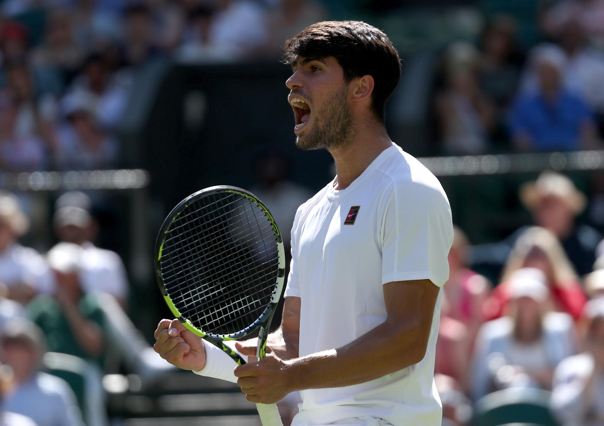 El español Carlos Alcaraz en su partido de semifinales de Wimbledon ante el estadounidense Taylor Fritz. EFE/EPA/NEIL HALL
