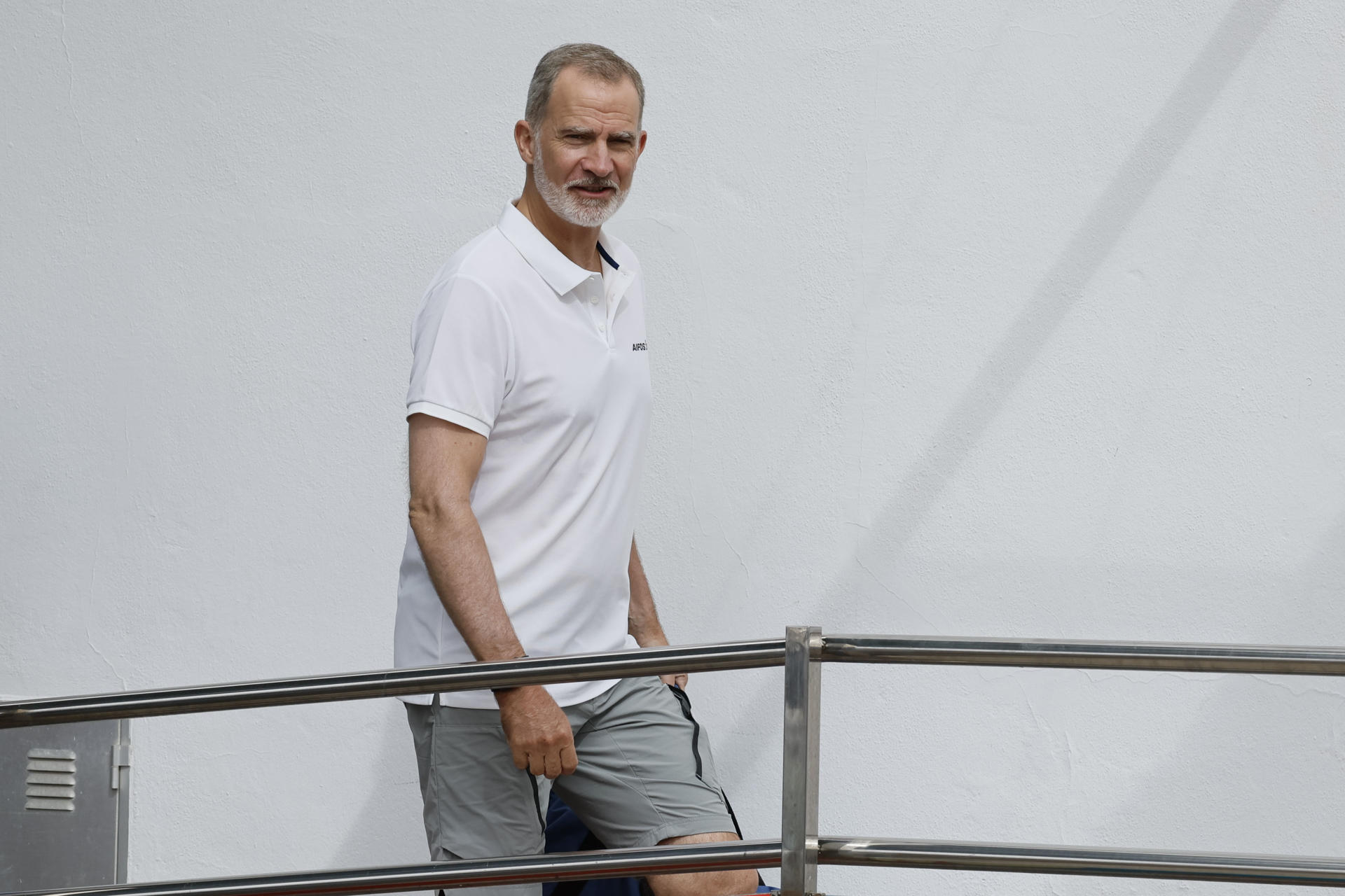 El rey Felipe VI llega al Real Club Náutico de Palma para participar a bordo del AIfos en la primera regata de la 43 Copa del Rey Mapfre de vela. EFE/Ballesteros