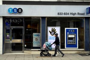 Imagen de archivo de una sucursal del banco británico TSB en Londres. EFE/Neil Hall