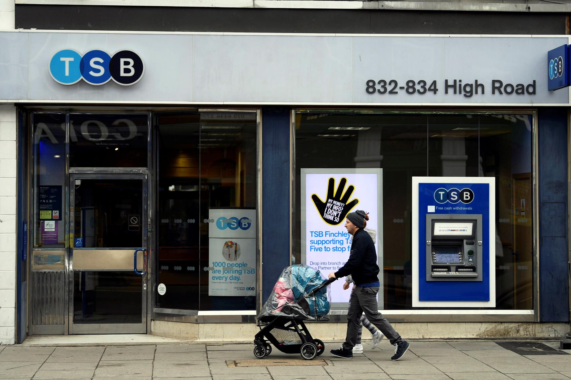 Imagen de archivo de una sucursal del banco británico TSB en Londres. EFE/Neil Hall