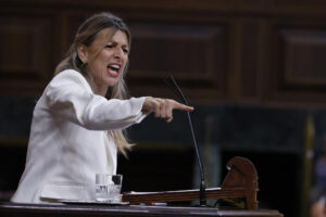 Imagen de archivo (09/07/2025) de la vicepresidenta segunda y ministra de Trabajo, Yolanda Díaz, durante el pleno en el Congreso de los Diputados, este miércoles. EFE/ Javier Lizón